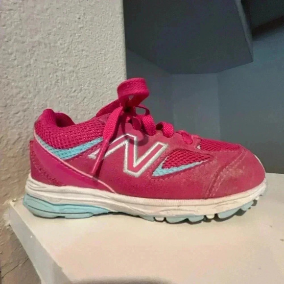 New Balance 888 V2 Toddler Sz. 7.5 Athletic Shoes,Fuchsia - Picture 2 of 9